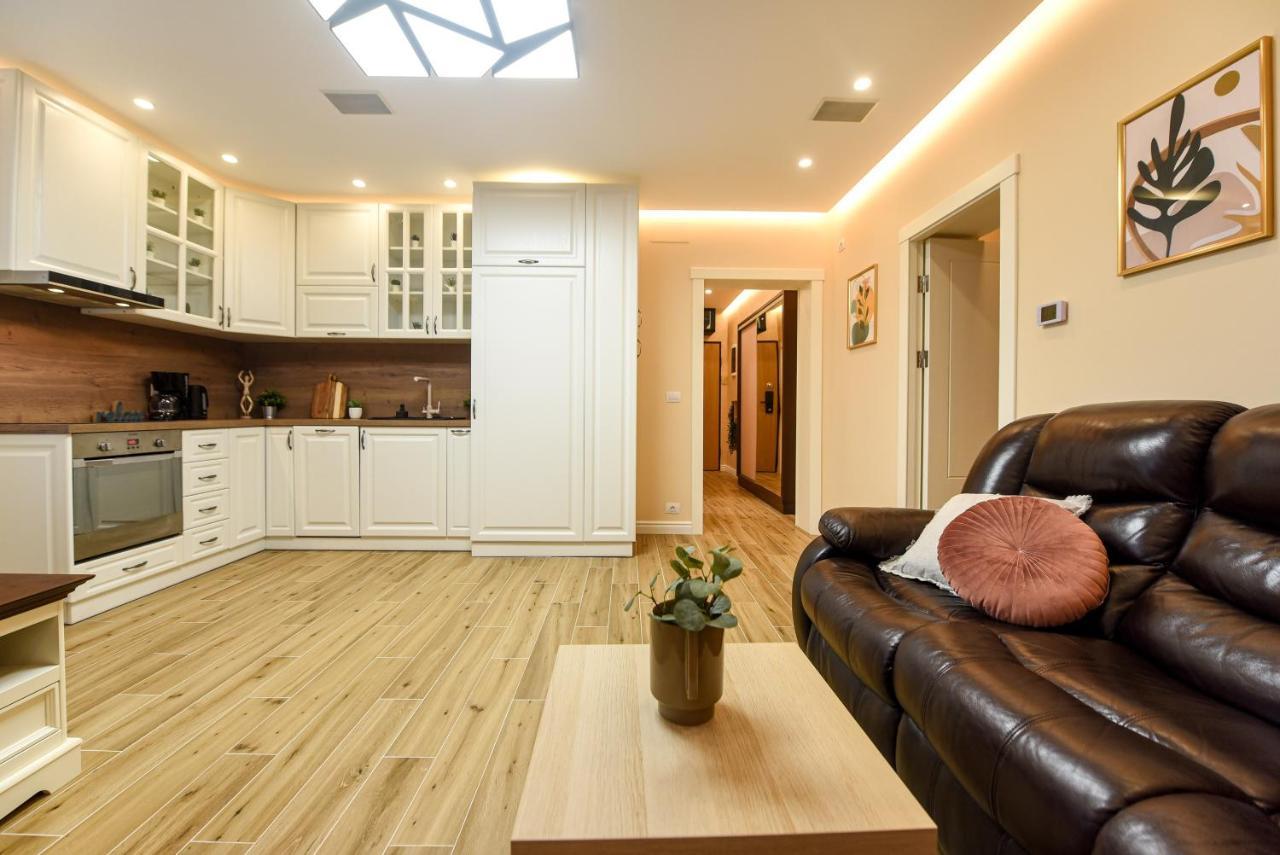 Green Leafy Brasov - Ideal 2 Bedroom Apartment Kültér fotó